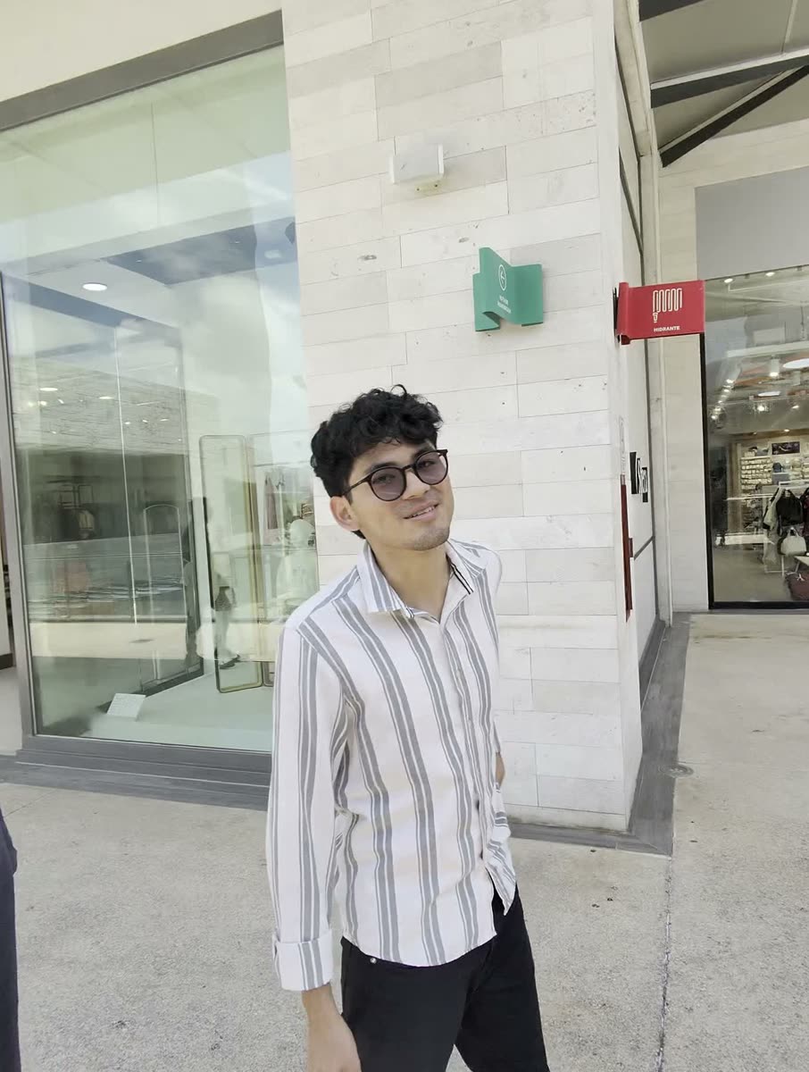 Dos personas sonríen en la calle durante una entrega sorpresa